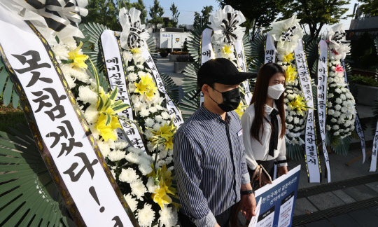 9일 오전 정부서울청사 앞에서 전국신혼부부연합회 회원들이 정부의 결혼식 방역 지침 개선을 요구하며 화환 시위를 하고 있다. 연합뉴스